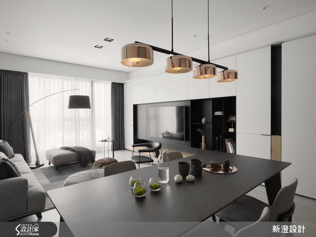 52 坪居家，設計師引用經典的黑白色調，在低彩主調中